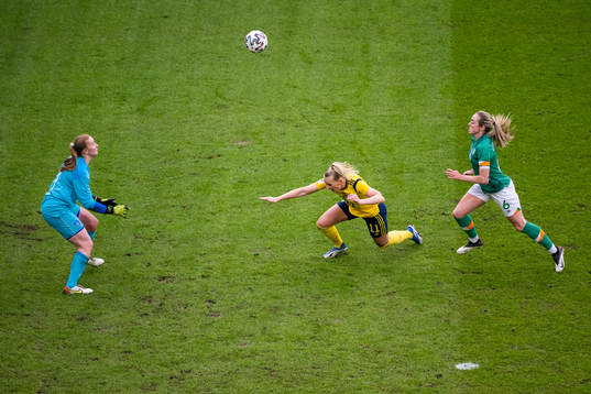 goalkeeper Courtney Brosnan and Megan Connolly defend