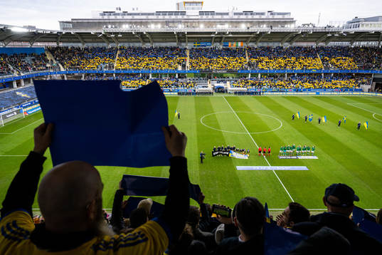 Players of Sweden and of Ireland participate in a