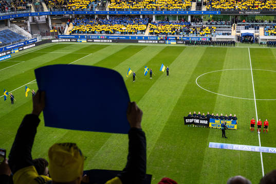 Players of Sweden and of Ireland participate in a