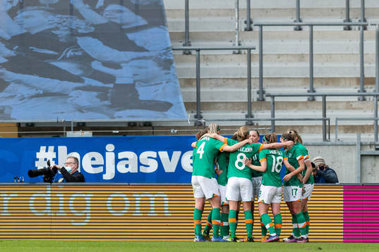Players of Ireland celebrate the 0-1 goal