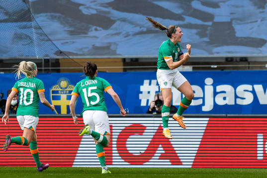 Katie McCabe of Ireland celebrates the 0-1 goal