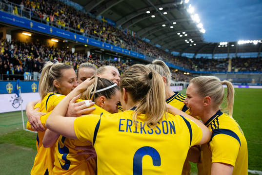Kosovare Asllani of Sweden celebrates scoring 1-1 with team