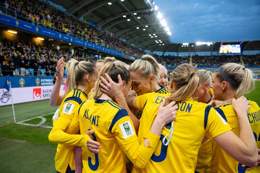 Kosovare Asllani of Sweden celebrates scoring 1-1 with team