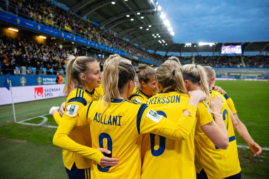 Kosovare Asllani of Sweden celebrates scoring 1-1 with team