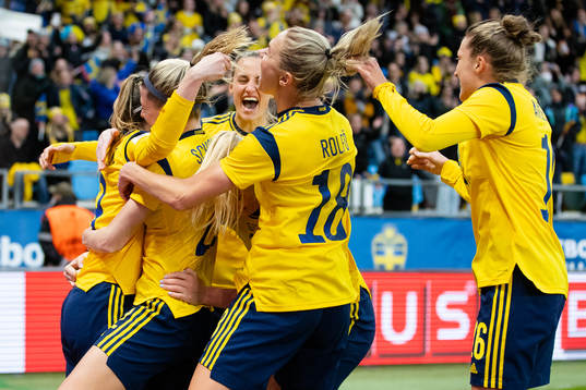 Kosovare Asllani of Sweden celebrates scoring 1-1 with team