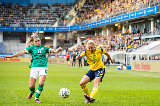 Jamie Finn of Ireland and Jonna Andersson of Sweden