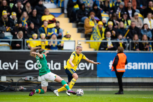 Chloe Mustaki of Ireland and Hanna Glas of Sweden
