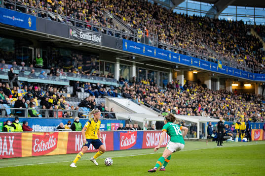Hanna Glas of Sweden and Chloe Mustaki of Ireland