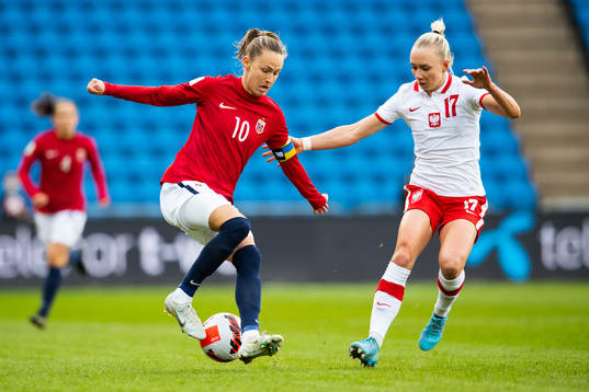 Caroline Graham Hansen of Norway and Zofia Buszewska of