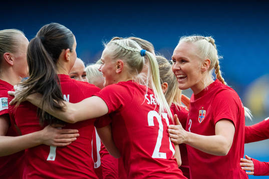 Maria Thorisdottir and players of Norway celebrate the 1-0