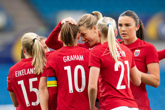Caroline Graham Hansen celebrate with Ada Hegerberg