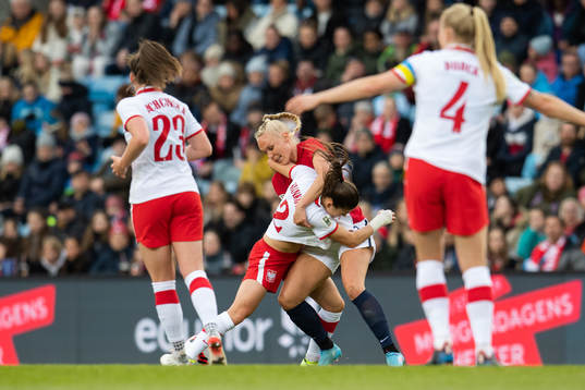 Martyna Wiankowska of Poland and Maria Thorisdottir of