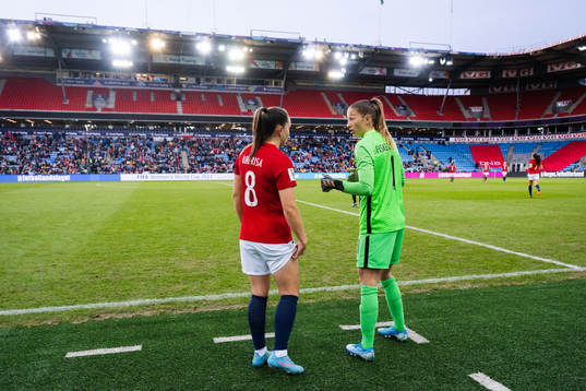 Vilde Bøe Risa and goalkeeper Cecilie Fiskerstrand of
