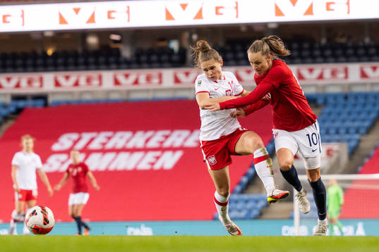 KAnna Zapala of Poland and Caroline Graham Hansen of Norway