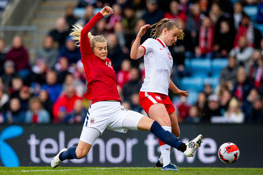 Ada Hegerberg of Norway and Malgorzata Mesjasz of Poland