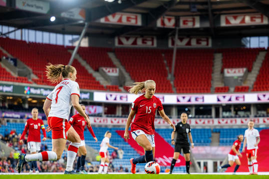 Malgorzata Mesjasz of Poland and Amalie Eikeland of Norway