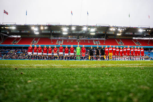 Players of both teams line up