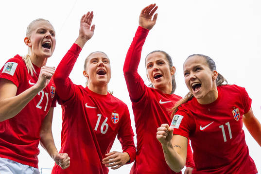 Bläddra bland fler bilder av Football, FIFA Women's World Cup Qualifier, Norway - Poland