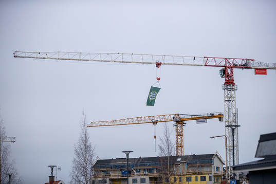 Björklövenflagga häner i lyftkranen