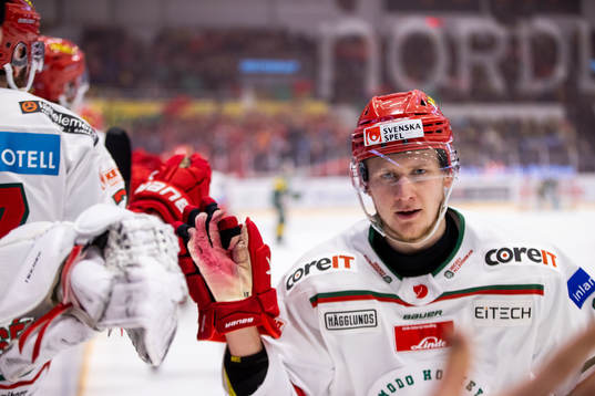 Modos Filip Sveningsson jublar