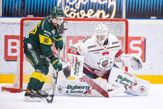 Björklövens Alex Hutchings framför Modos målvakt Tex