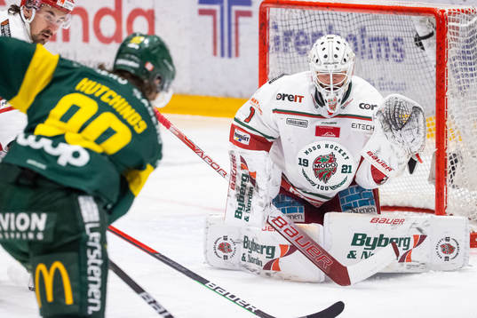 Modos målvakt Tex Williamsson får jobba i målet