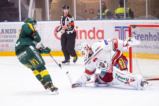 Björklövens Francis Perron lägger en straff på Modos