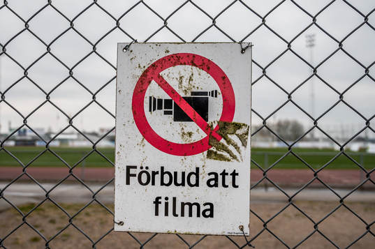 Skylt på staketet utanför Ängelholms IP