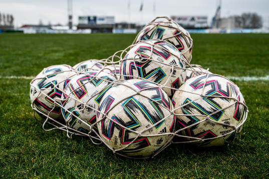 En påse med fotbollar