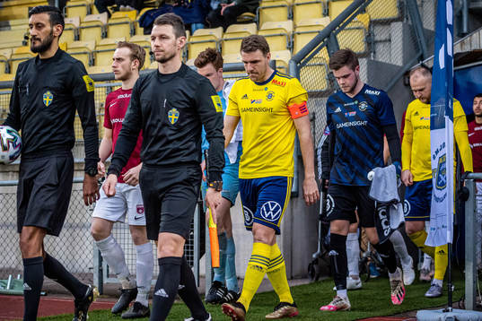 Ängelholms spelare med Johan Oremo längst fram, gör