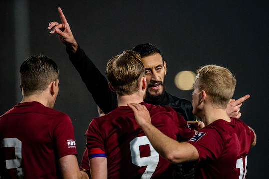 Domare Mohamed Rachid i samtal med Qvidings spelare