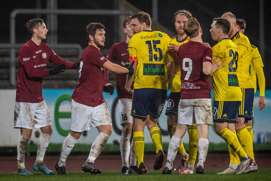 Bråk mellan spelare från båda lagen