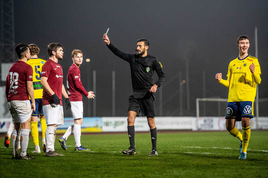 Domare Mohamed Rachid ger gult kort till Qvidings Andreas
