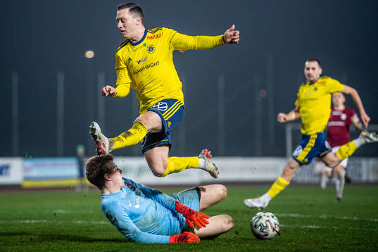 Ängelholms Henrik Johansson och Qvidings målvakt Gustav