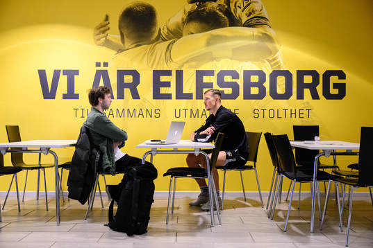 Elfsborgs Simon Olsson blir intervjuad av Expressen Noa