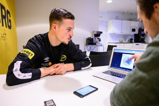 Elfsborgs Simon Olsson tittar på statistik på en dator