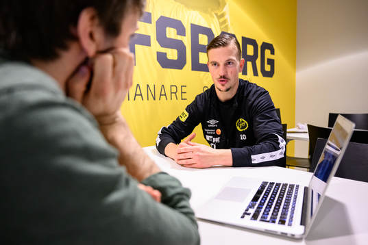 Elfsborgs Simon Olsson tittar på statistik på en dator
