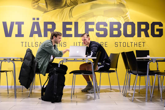 Expressens Noa Bachner visar statistik för Elfsborgs Simon