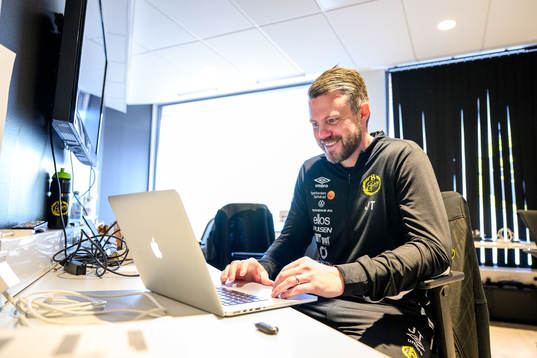 Elfsborgs manager Jimmy Thelin arbetar