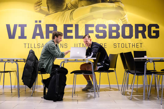 Expressens Noa Bachner visar statistik för Elfsborgs Simon