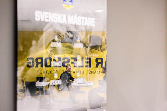 Elfsborgs Simon Olsson blir intervjuad
