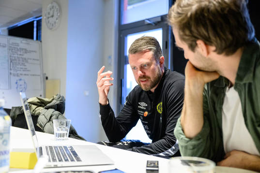 Expressens Noa Bachner visar statistik på en dator för