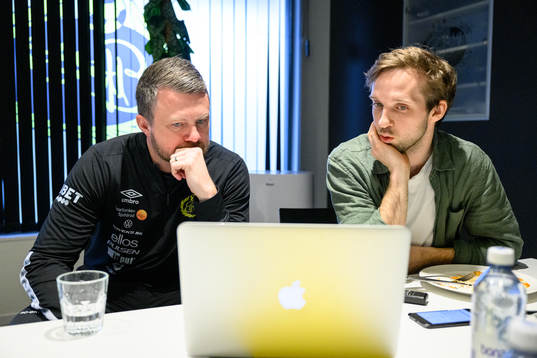 Expressens Noa Bachner visar statistik på en dator för