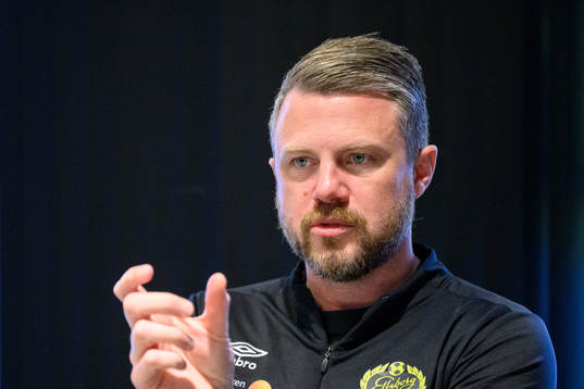 Elfsborgs manager Jimmy Thelin blir intervjuad