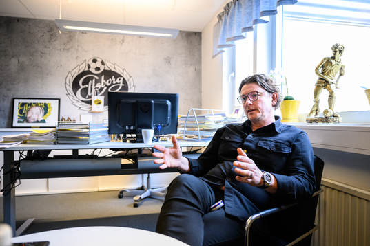 Elfsborgs sportchef Stefan Andreasson blir intervjuad