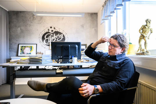 Elfsborgs sportchef Stefan Andreasson blir intervjuad