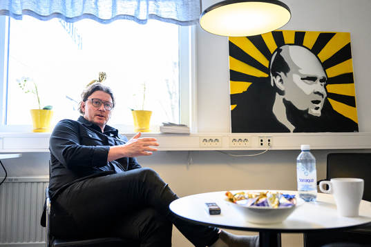 Elfsborgs sportchef Stefan Andreasson blir intervjuad