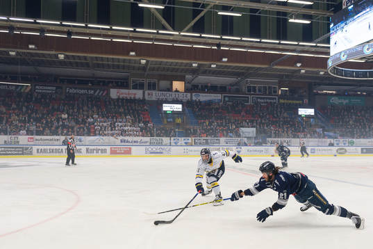 s Chad Billins och Karlskogas Marc-Oliver Roy