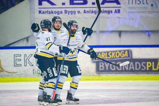 s Chad Billins, Fredrik Forsberg och Taylor Matson jublar