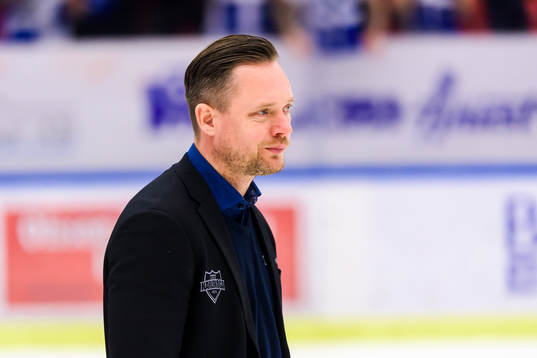 Karlskogas huvudtränare Karl Helmersson deppar